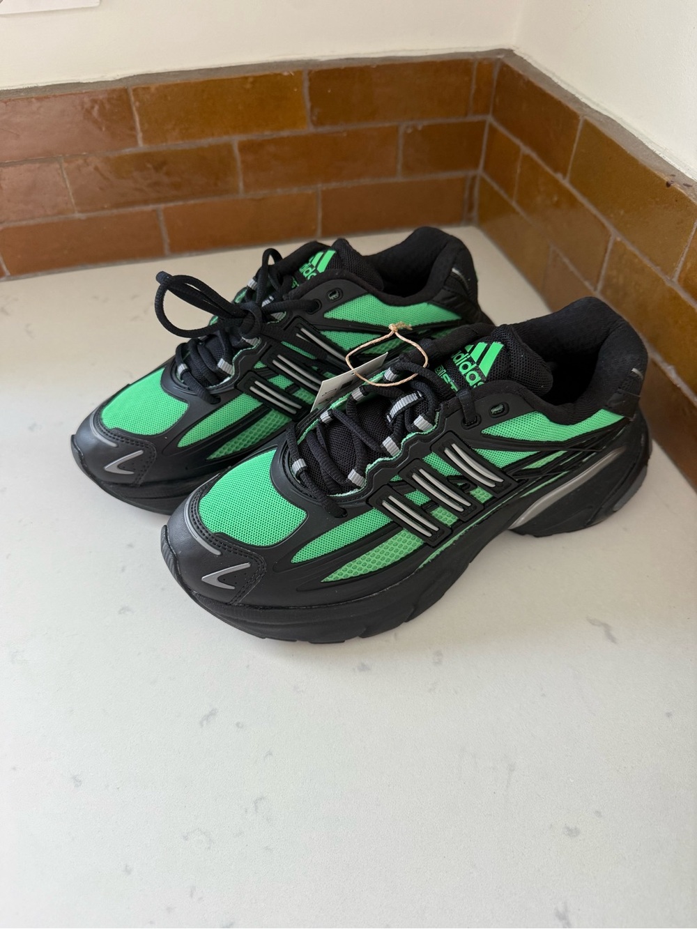 adidas 6.5 mens and 7.5 women's  Black and Green Mesh Athletic Sneakers